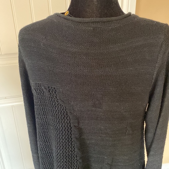 Beautifully detailed sweater! - Picture 4 of 6